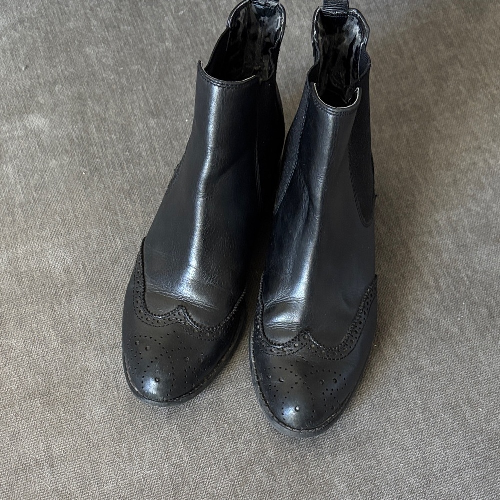 Black Leather woman’s Chelsea Boots